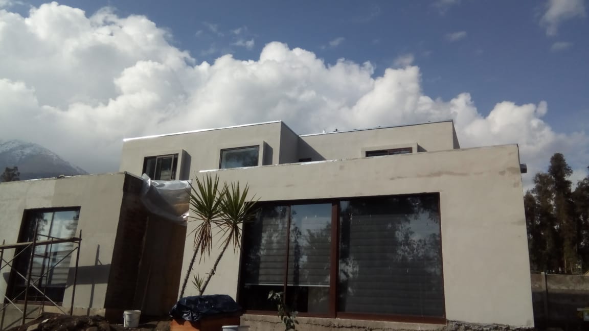 Vivienda de 370 m², fachada con ventanales