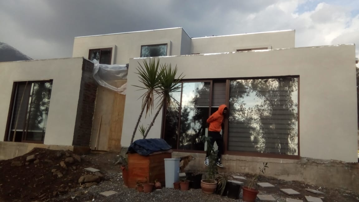 Vivienda de 370 m² en etapa avanzada de terminaciones, con vista a la cordillera