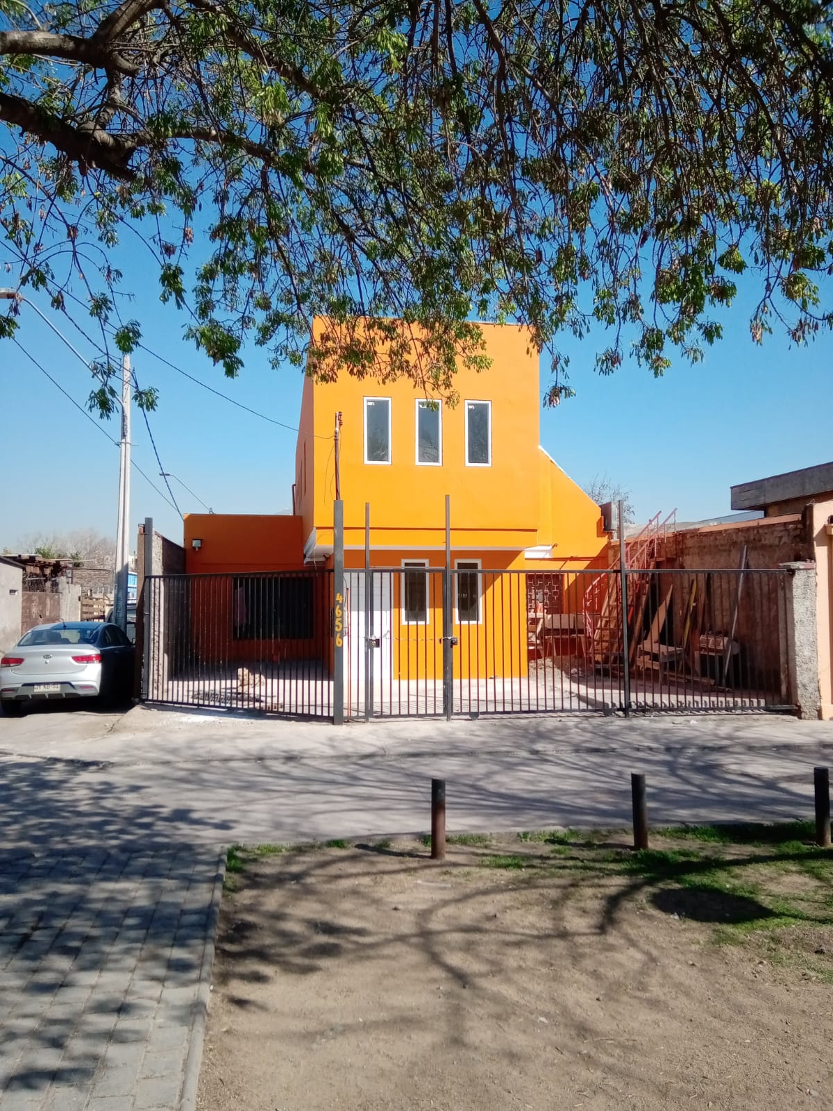 Vivienda residencial de dos niveles terminada por CLG
