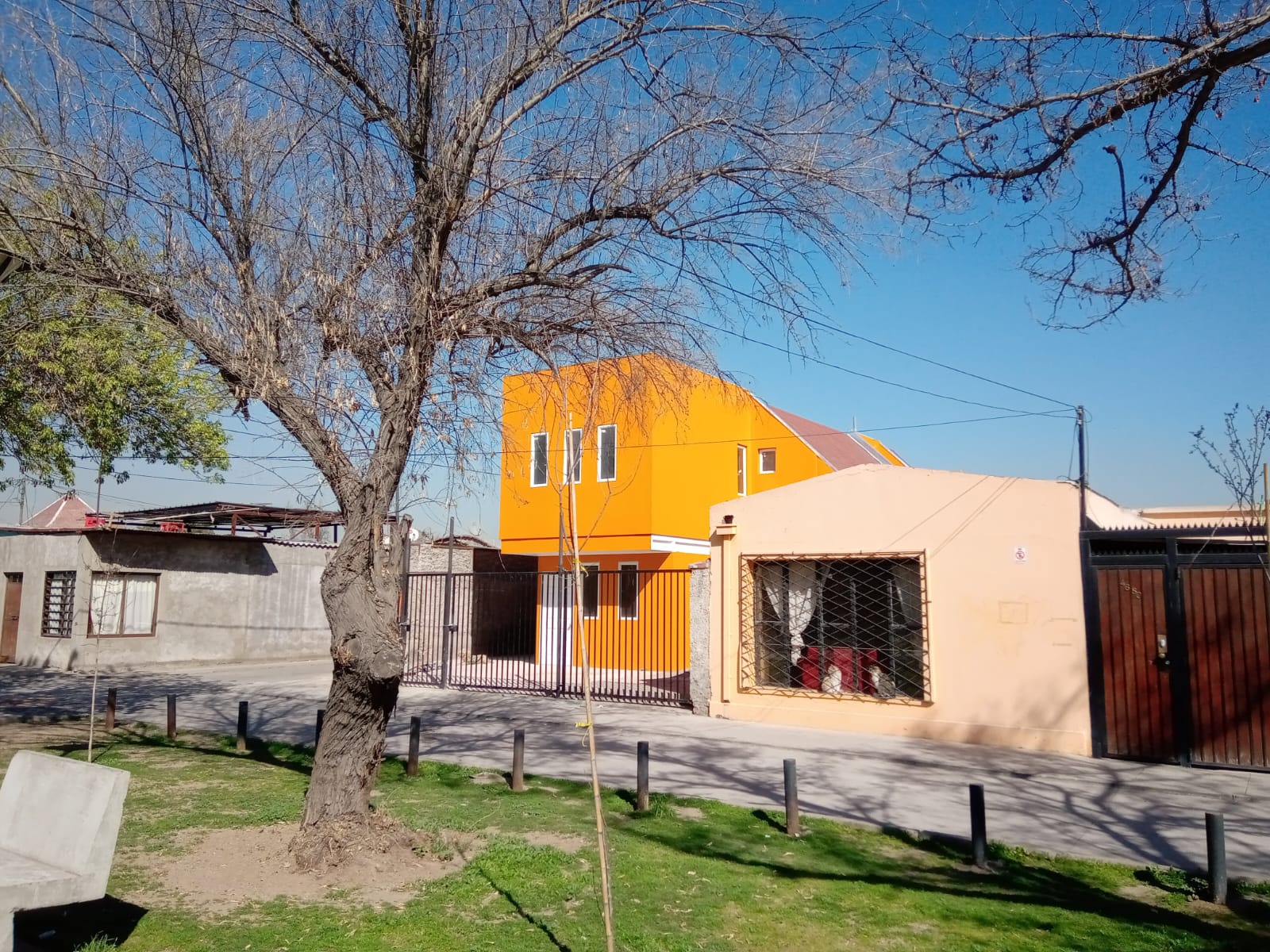 Vivienda residencial de dos niveles, vista de calle
