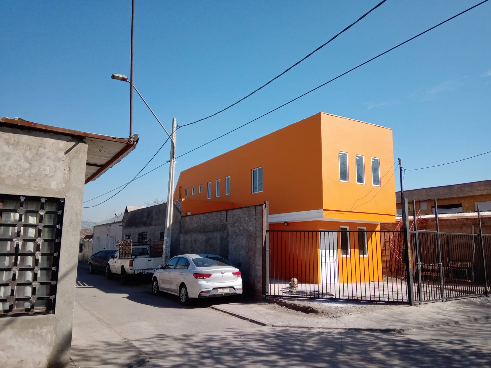 Vivienda residencial de dos niveles, fachada lateral