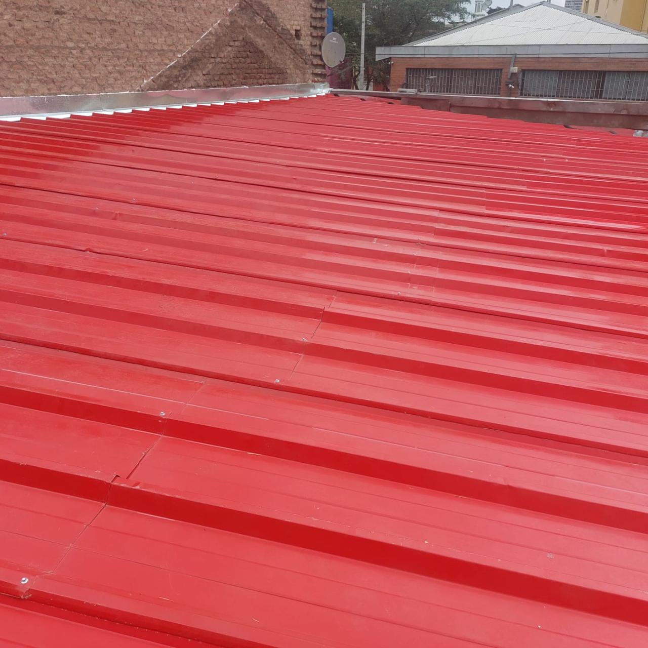 Cubierta metálica nueva instalada sobre edificio urbano