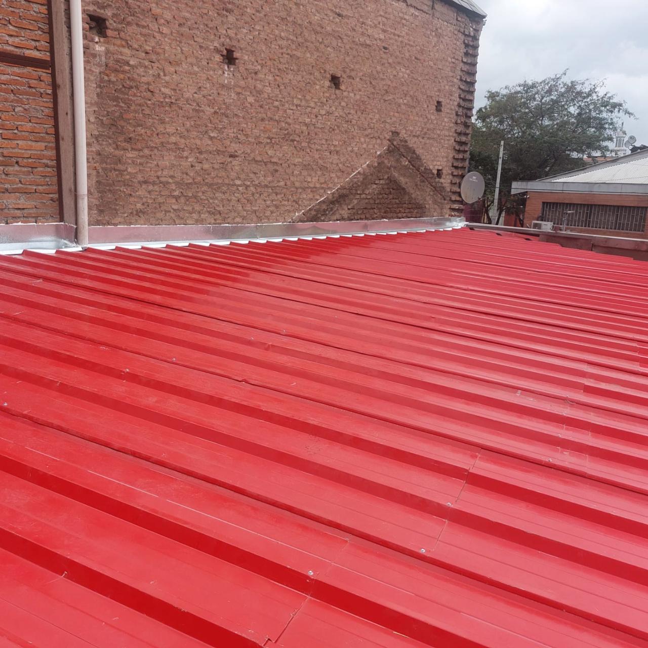 Vista general de cubierta metálica renovada en edificio urbano