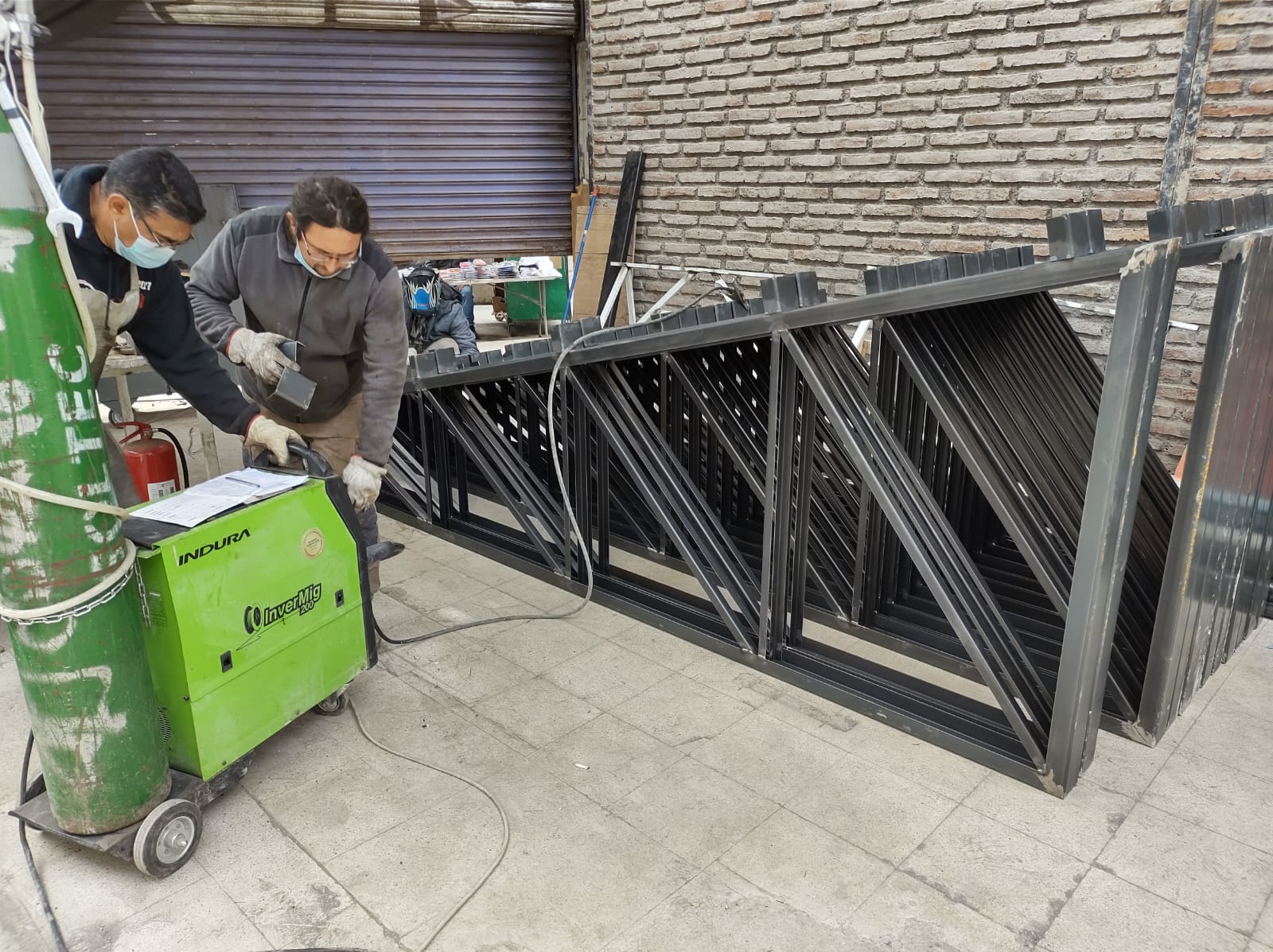 Fabricación de portón metálico industrial de grandes dimensiones