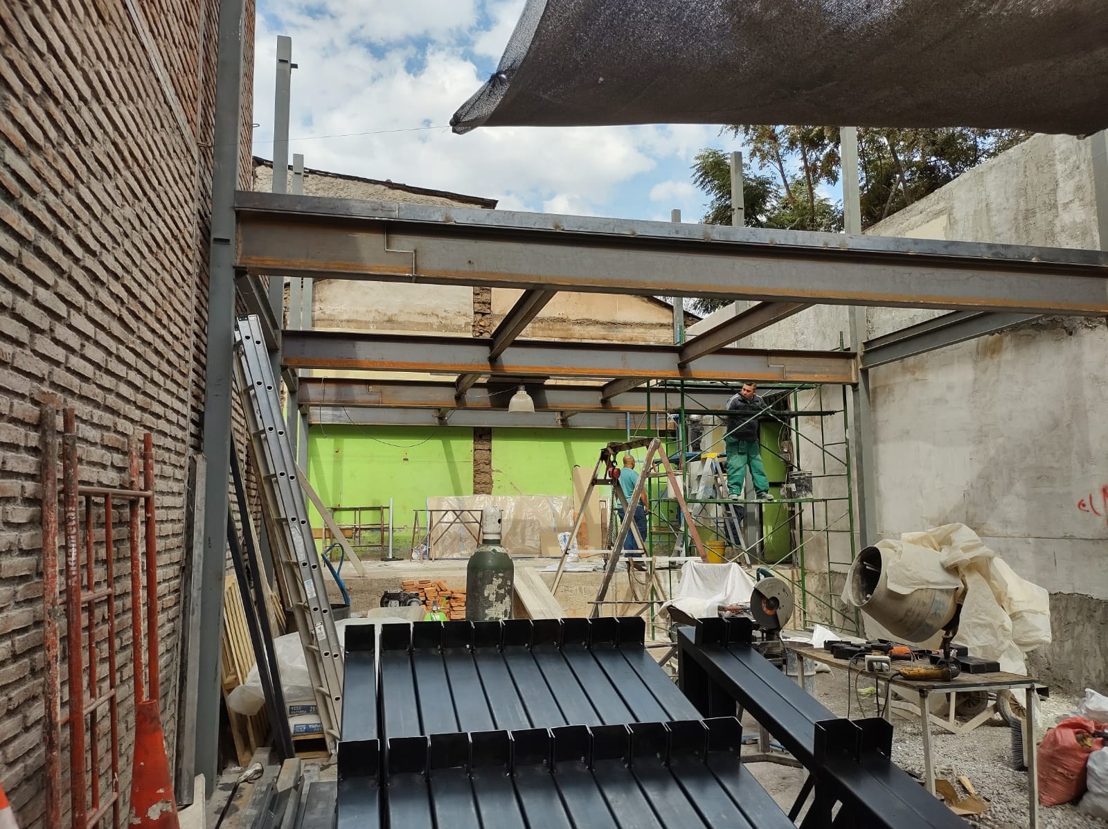 Estructura metálica de acceso durante fabricación de portón industrial