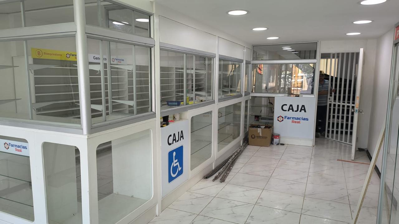 Habilitación interior de local para Farmacias Real en Independencia, mesones y caja