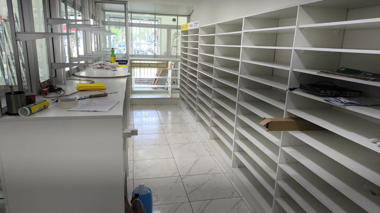 Estanterías de exhibición en habilitación de local para Farmacias Real