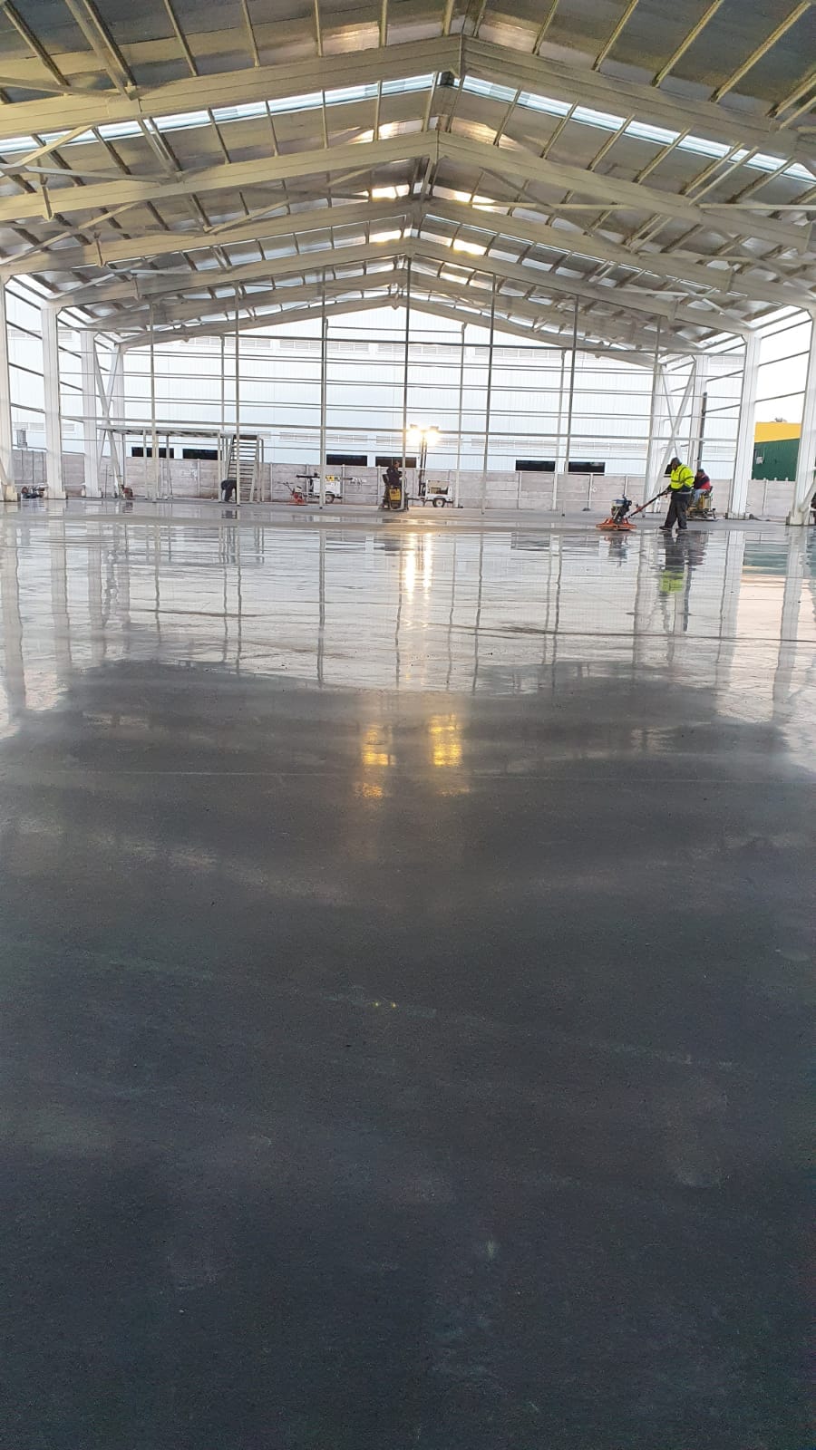 Radier interior de galpón de mantenimiento en etapa de terminación