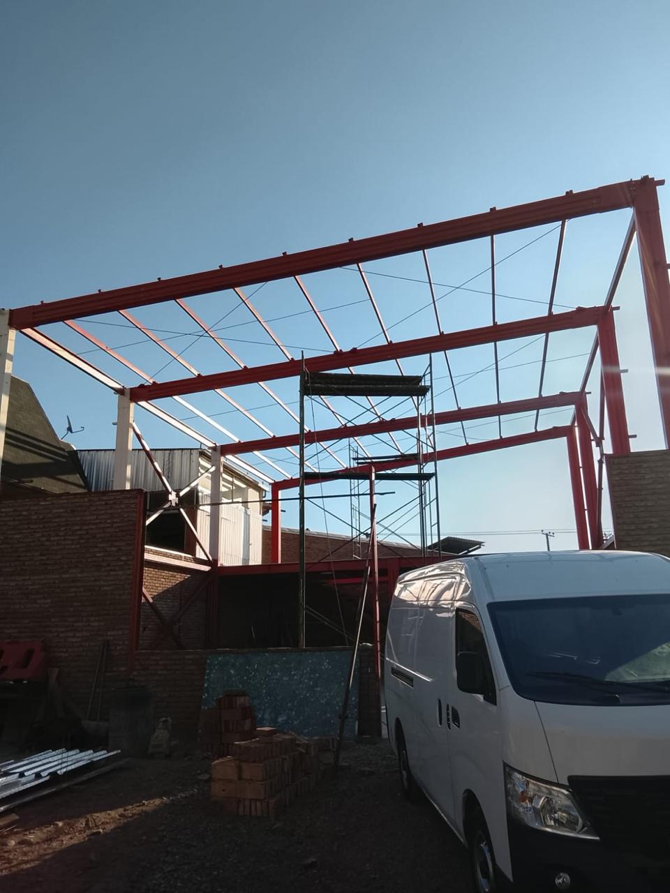 Estructura metálica de cubierta en montaje, vista general