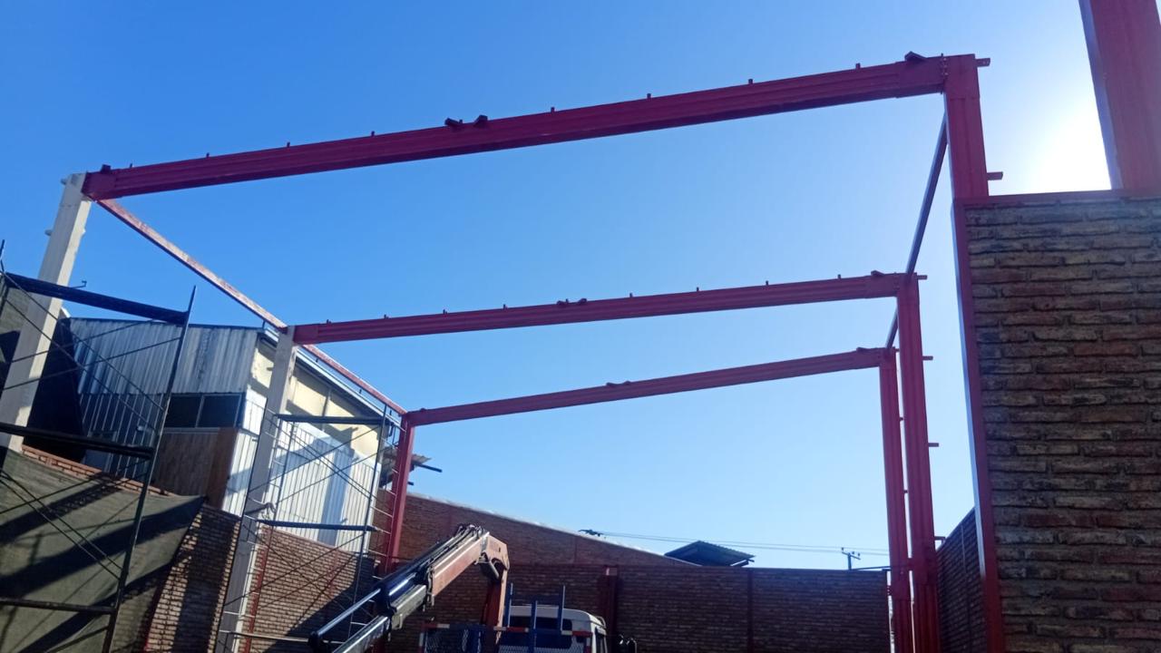 Instalación de cubierta con paneles traslúcidos