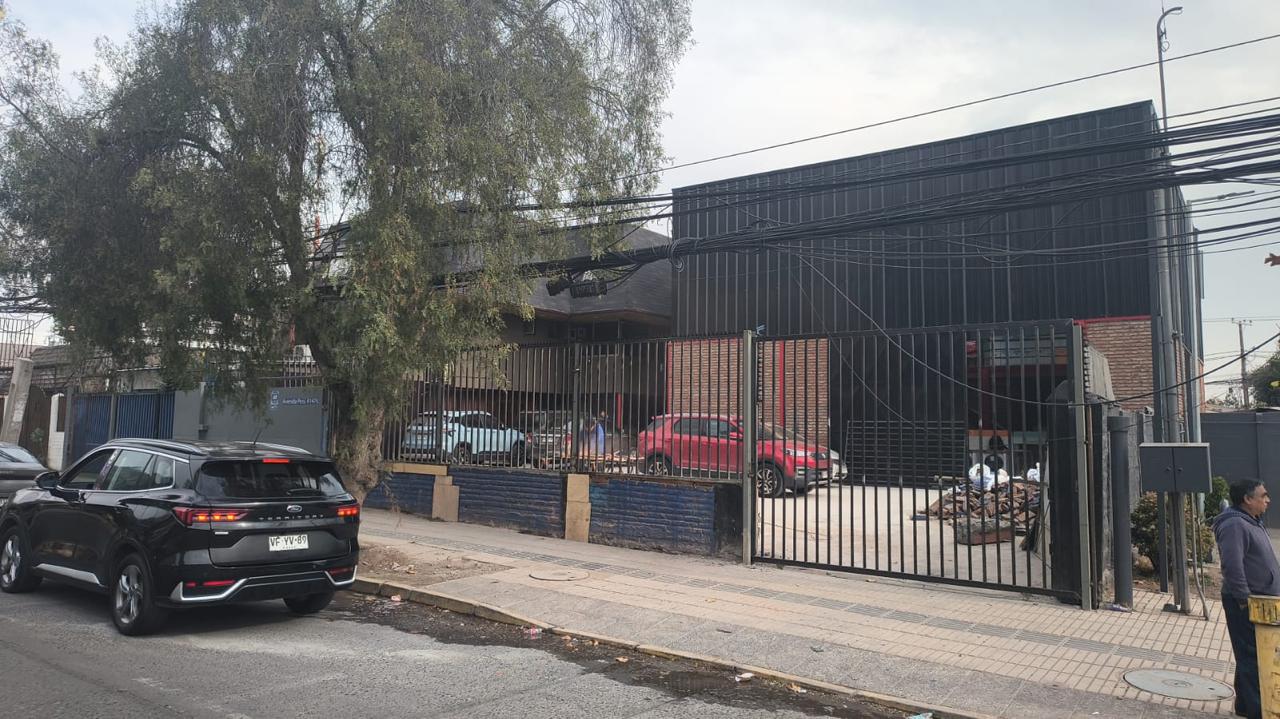 Local comercial terminado con revestimiento exterior metálico