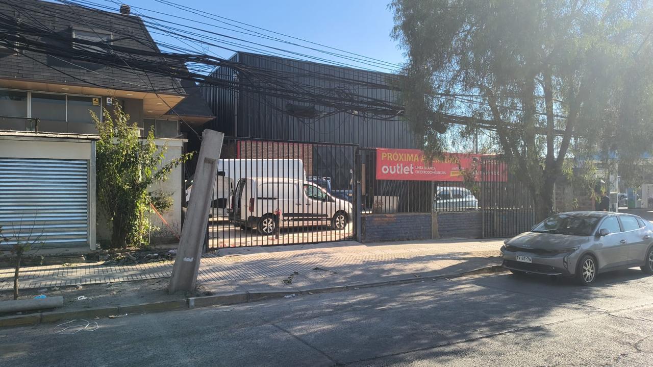 Local comercial terminado, próximo a abrir como outlet de línea blanca