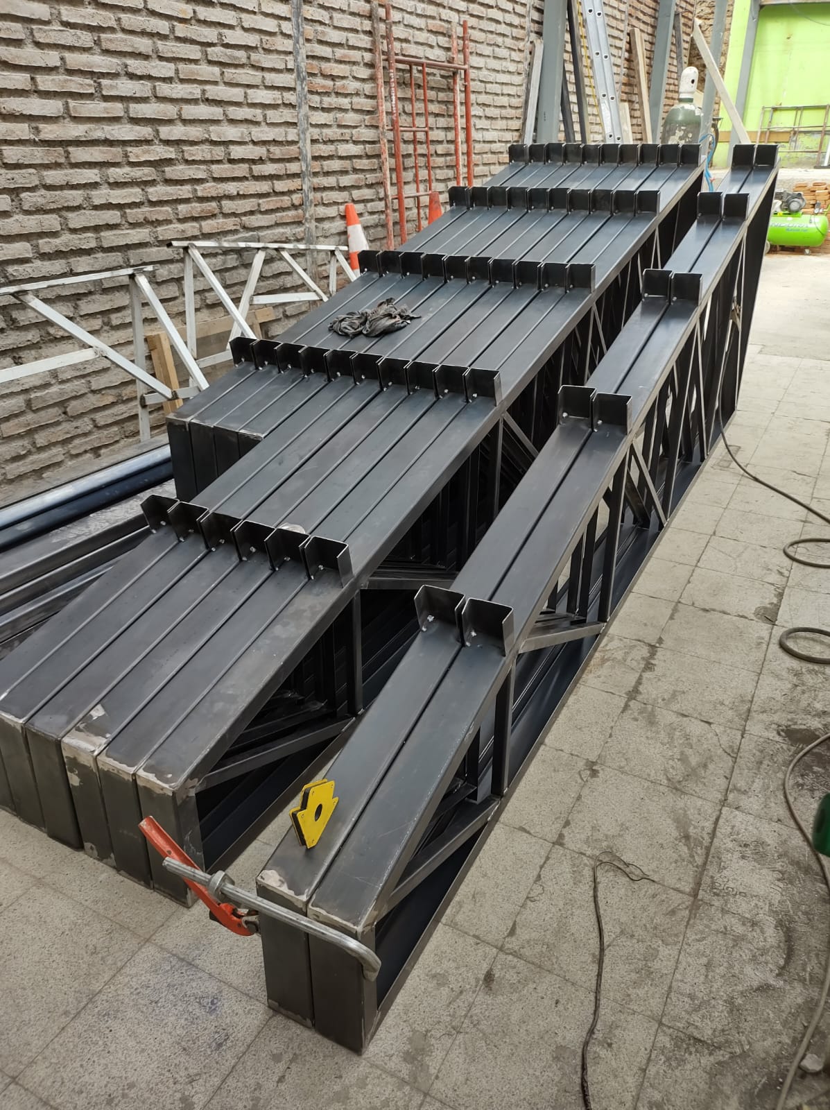Fabricación de cerchas metálicas para galpón industrial en Molina