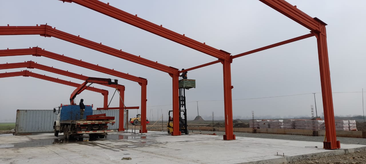 Estructura metálica de galpón industrial de 650 m² montada en Molina