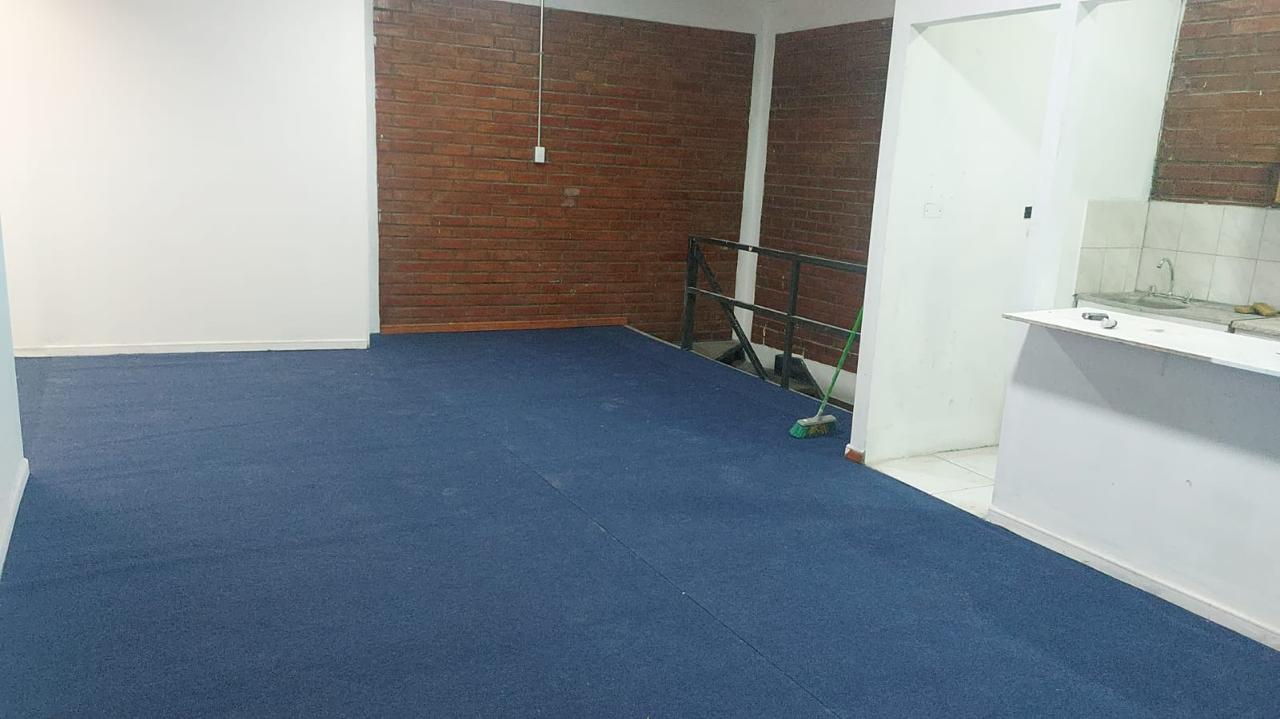 Altillo de local comercial habilitado como oficina con kitchenette