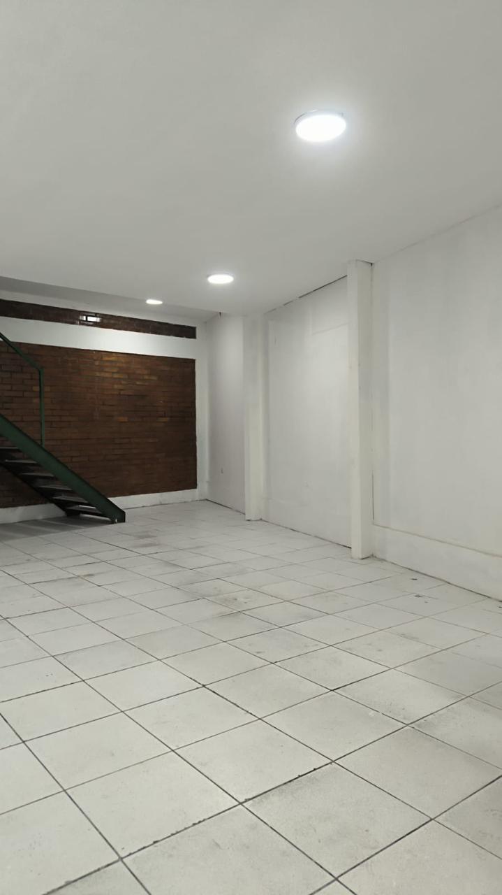 Escalera metálica de acceso al altillo de local comercial
