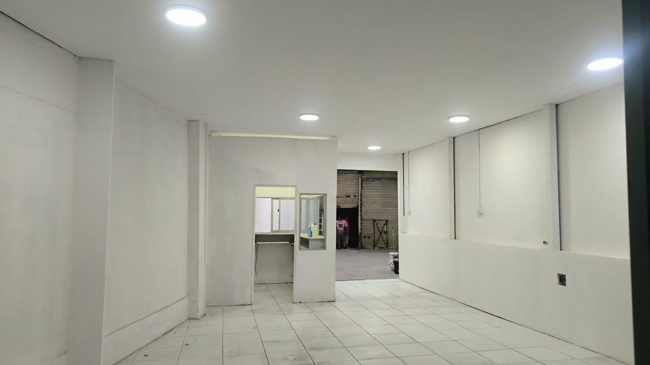 Área frontal de local comercial en etapa de terminaciones
