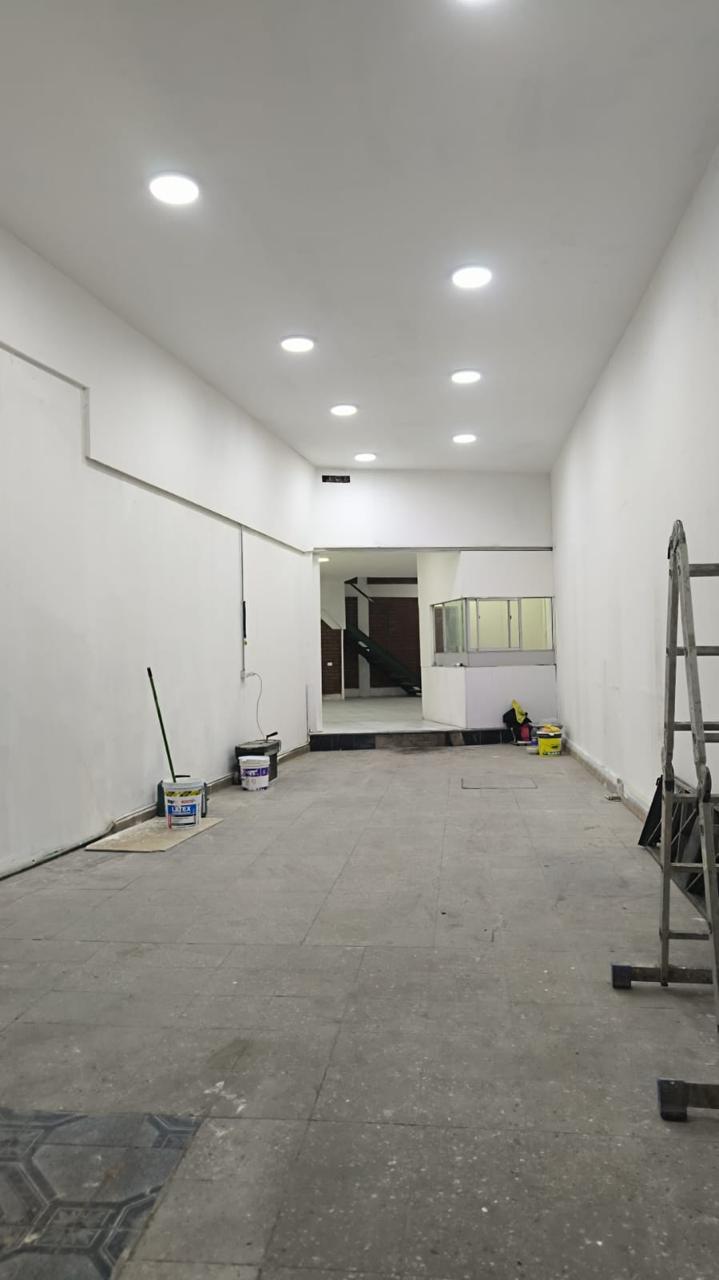 Pasillo interior de local comercial en etapa de terminaciones