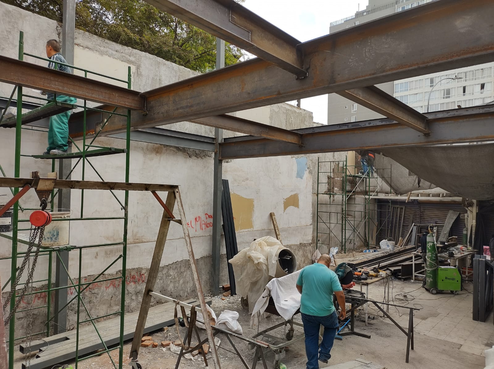 Montaje de estructura metálica para ampliación de local comercial en Santiago