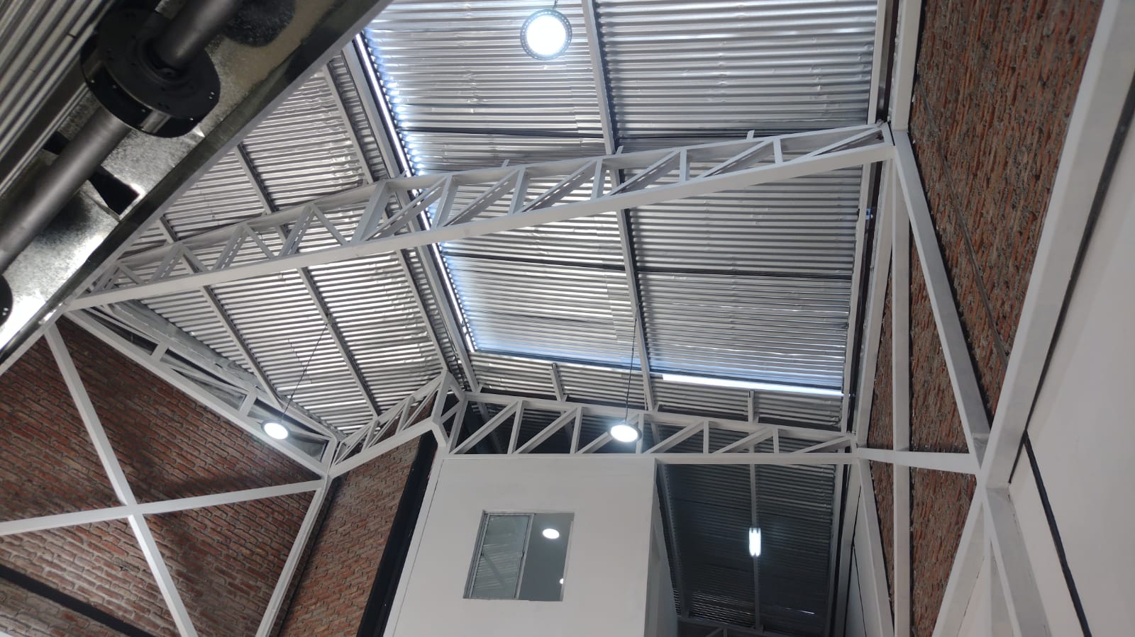 Estructura de muro con arriostramientos en local comercial con mezzanine