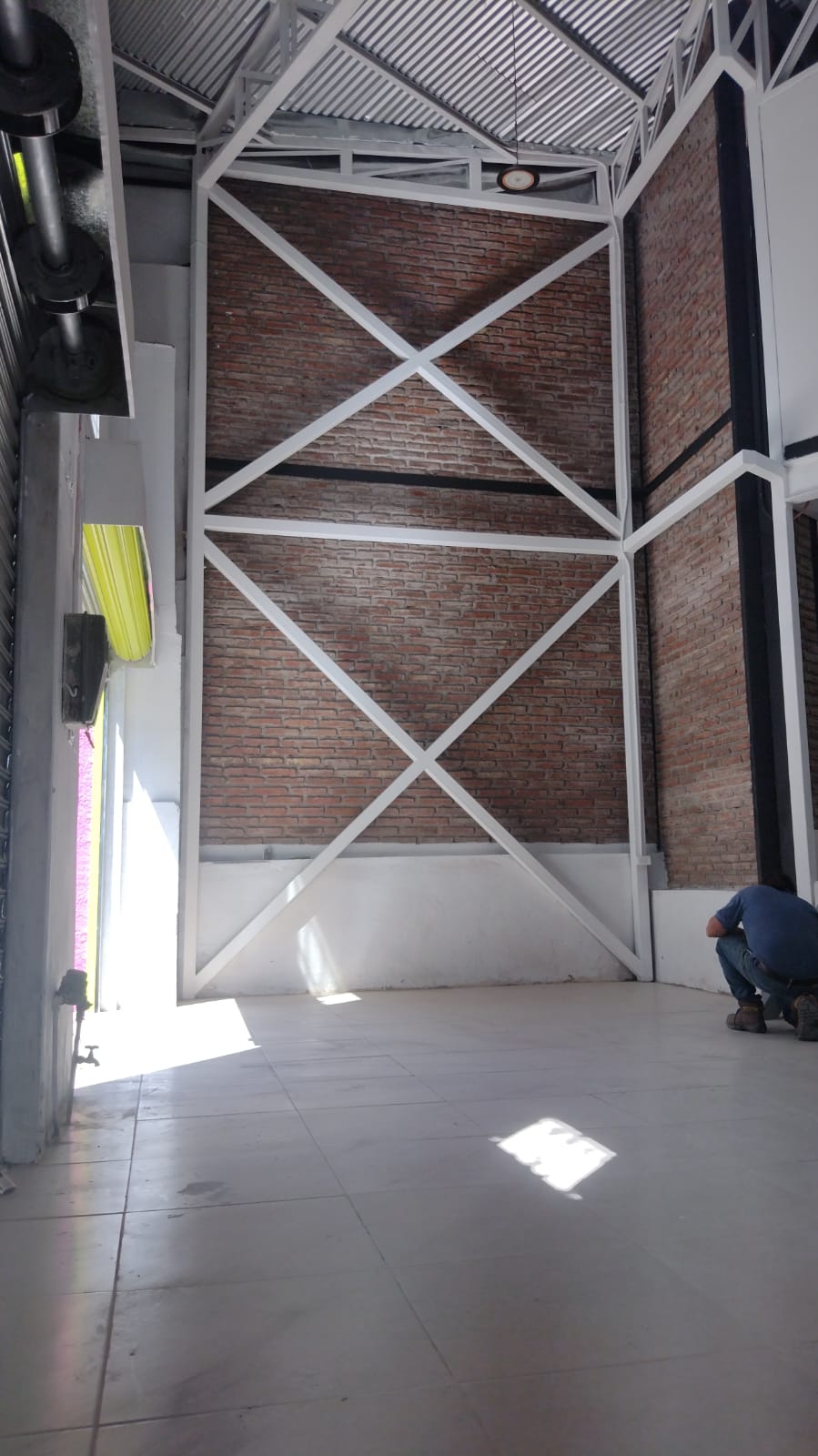 Vista interior de local comercial con mezzanine, muros terminados