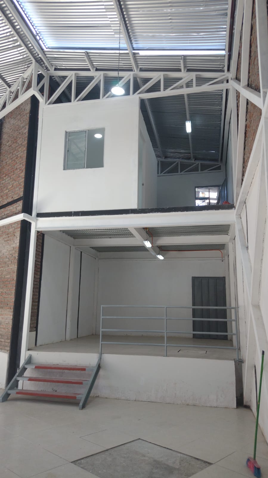 Local comercial de 180 m² con mezzanine de dos niveles terminado