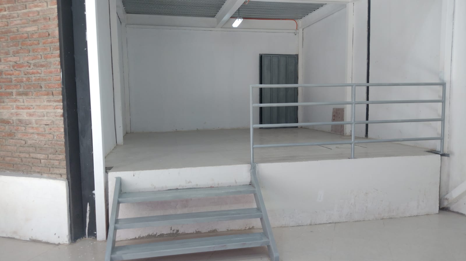 Baranda y escalera de acceso al segundo nivel del local comercial
