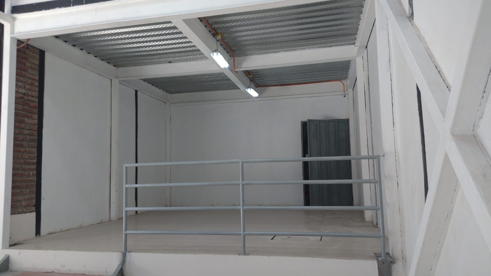 Detalle de losa colaborante y estructura de mezzanine