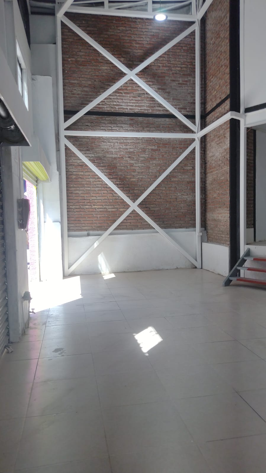 Vista general del local comercial terminado con estructura de mezzanine