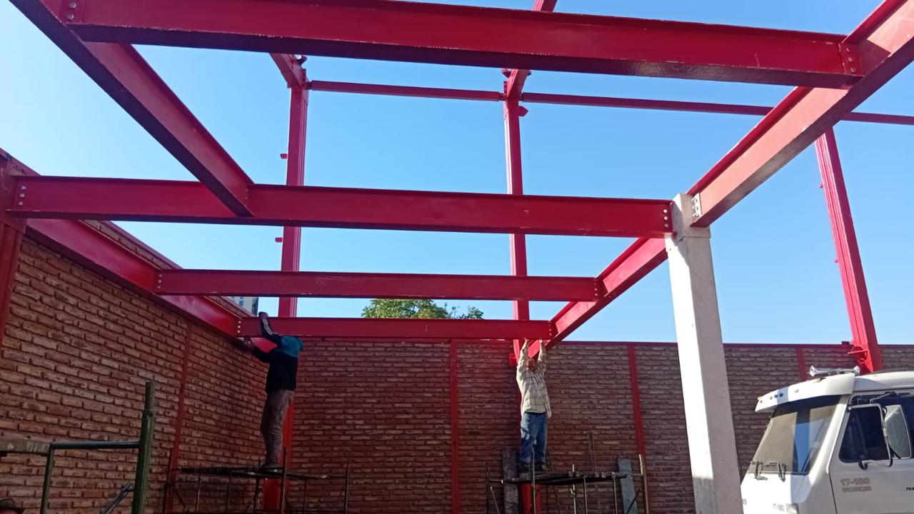 Montaje de estructura metálica sobre edificación existente