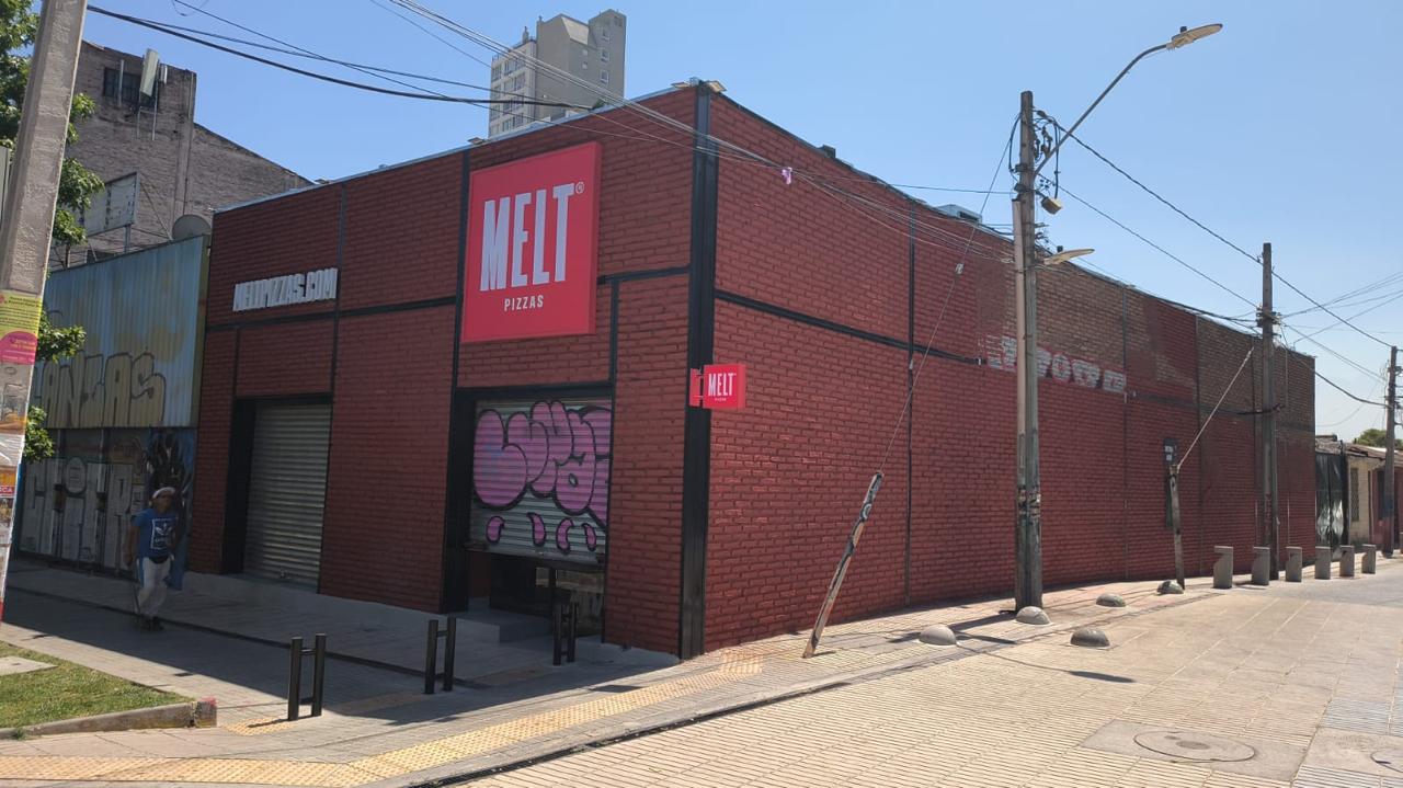 Estructura comercial de 280 m² terminada en Plaza Chacabuco, local Melt Pizzas