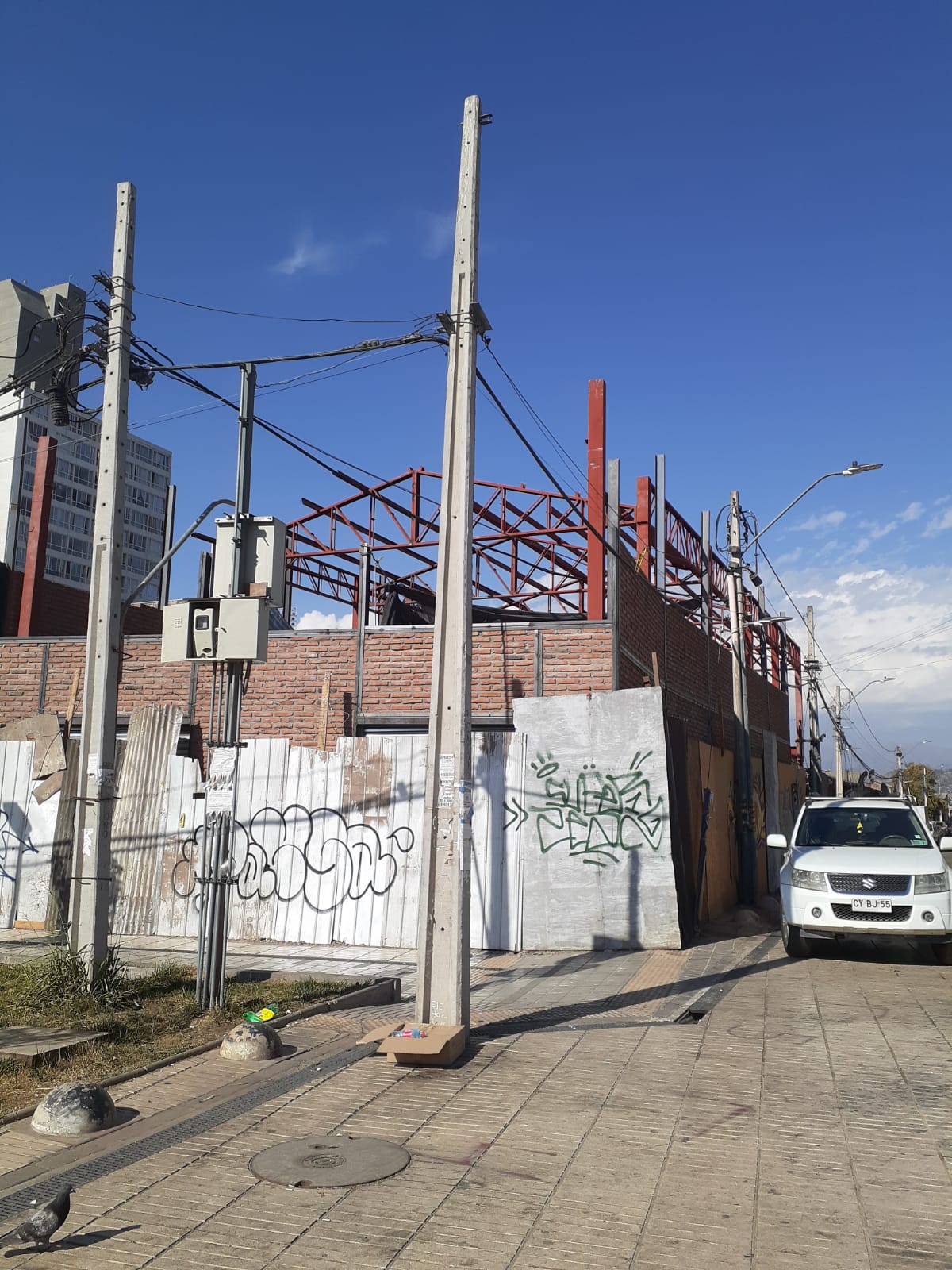 Vista de obra en construcción de estructura comercial en Plaza Chacabuco