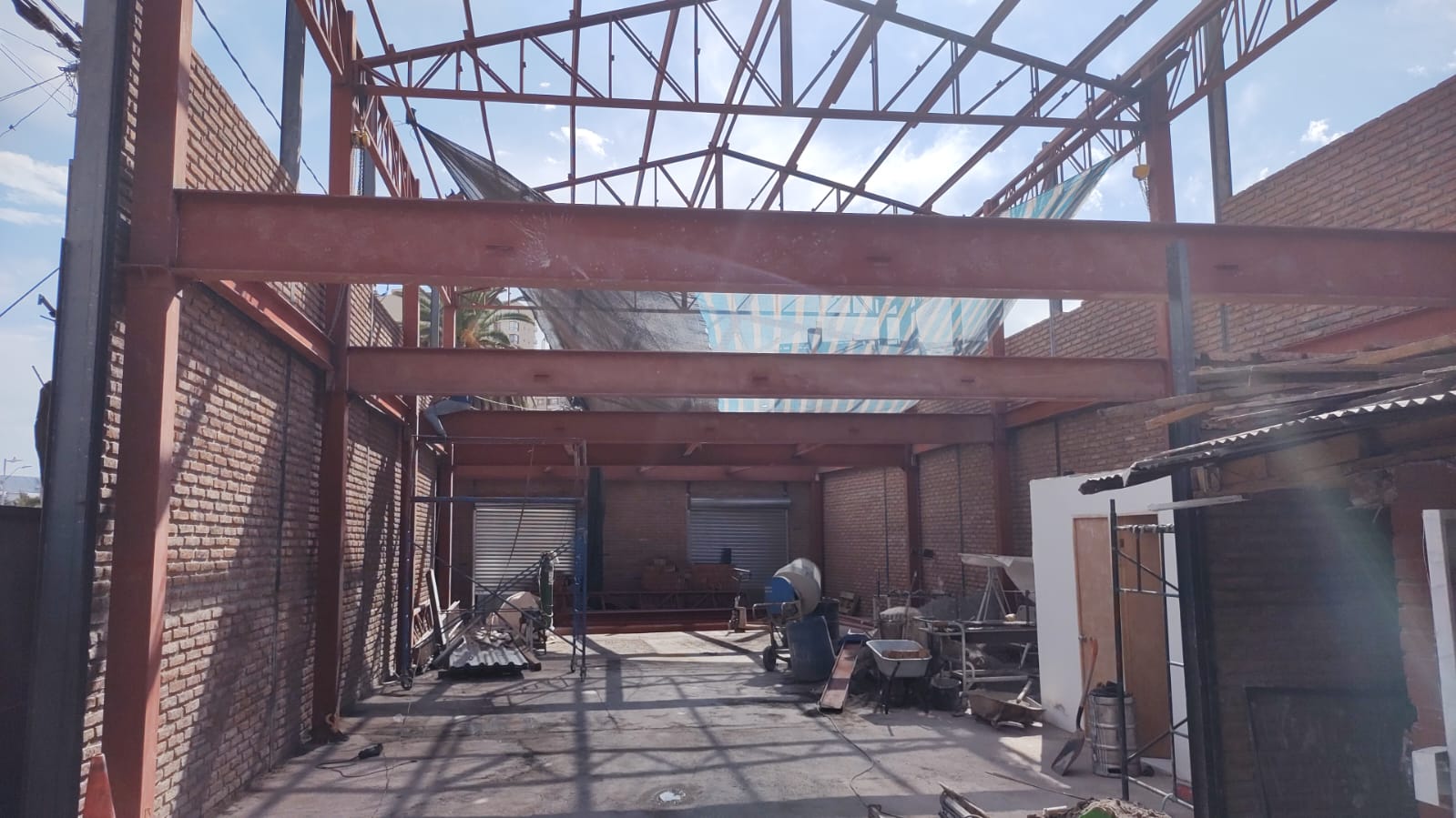 Muros de albañilería y estructura metálica en construcción en Plaza Chacabuco