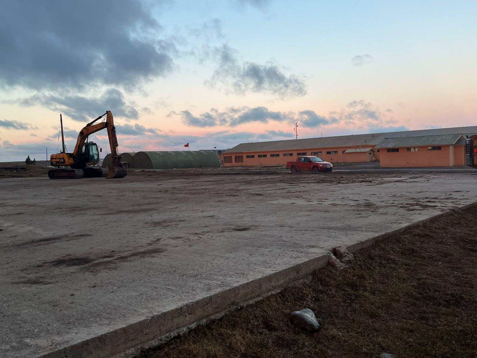 Demolición de losa de hormigón para nuevos galpones del Ejército de Chile en Porvenir
