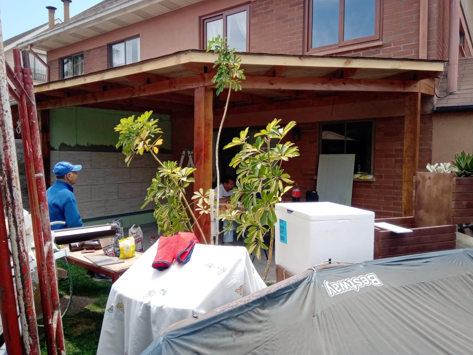 Estructura de madera de quincho residencial en construcción