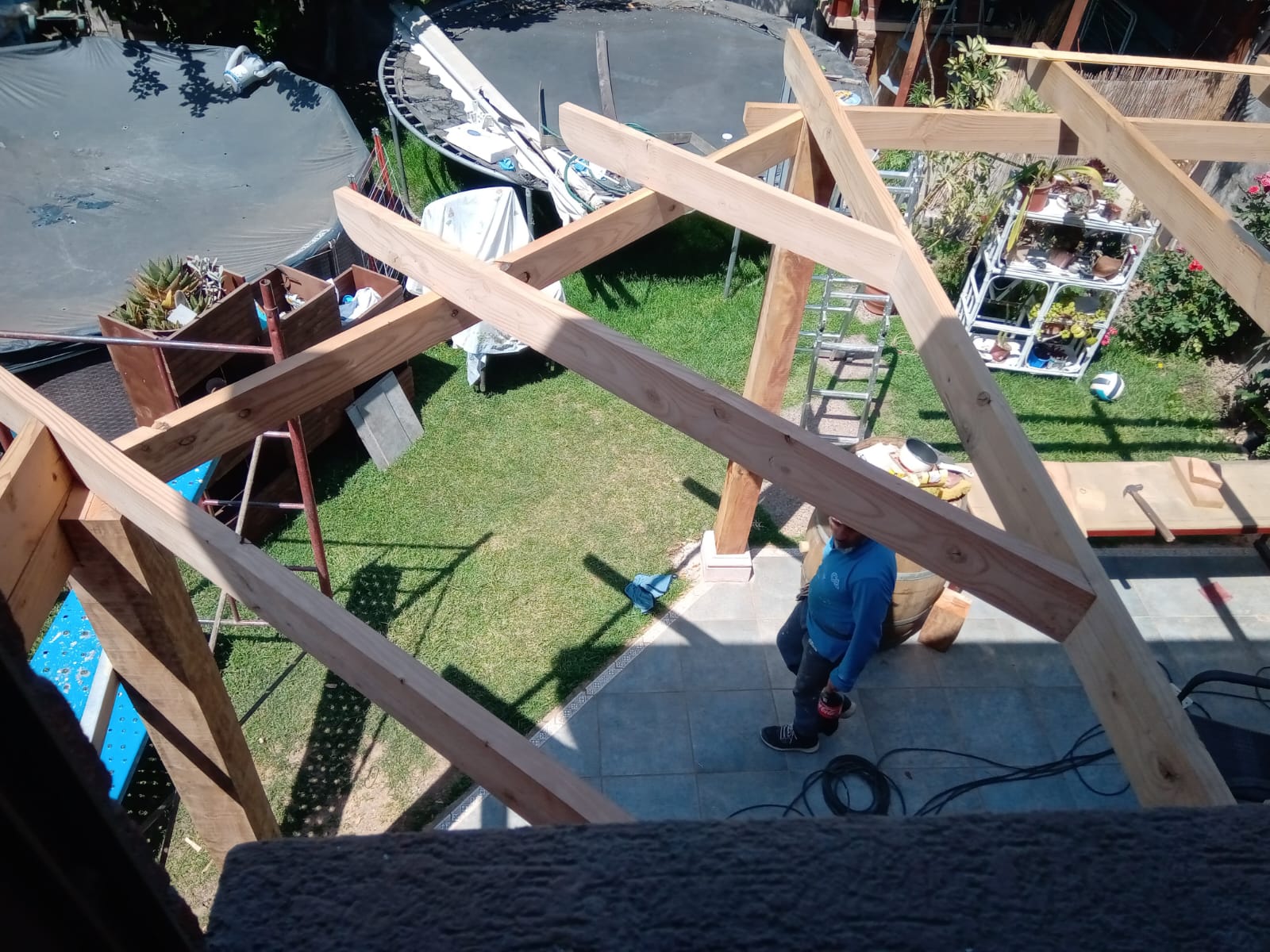 Vista superior de estructura de madera de quincho residencial