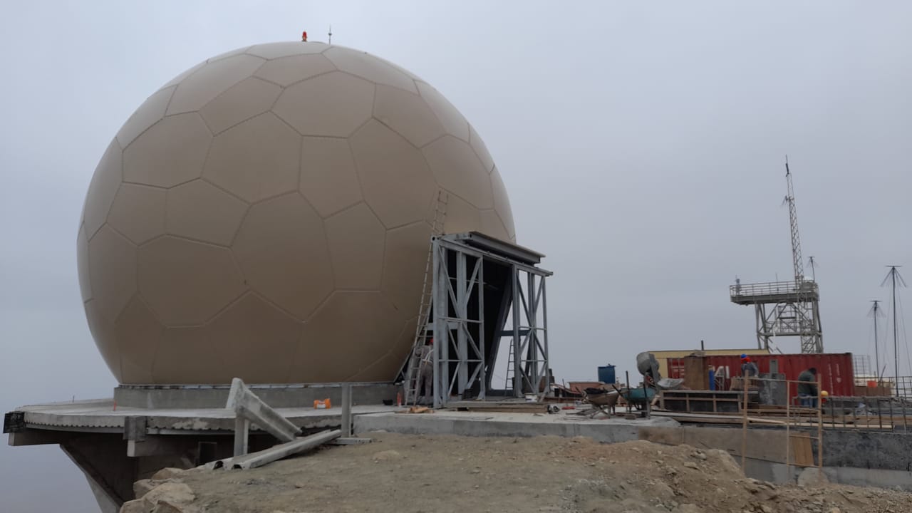 Vista general de radomo y estructura de acceso en Antofagasta