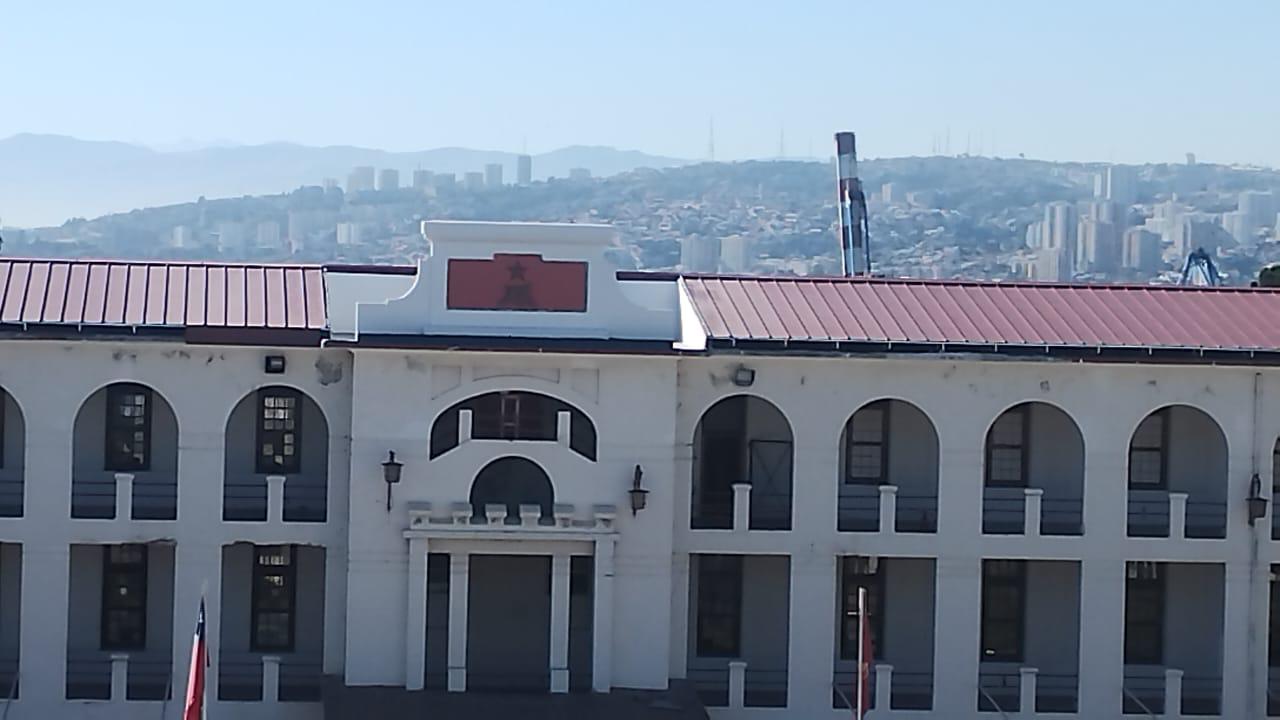 Techumbre metálica renovada de edificio institucional patrimonial en Valparaíso