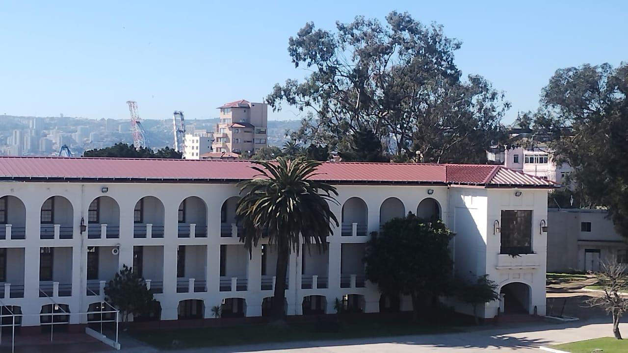 Vista general de edificio patrimonial con techumbre renovada en Valparaíso
