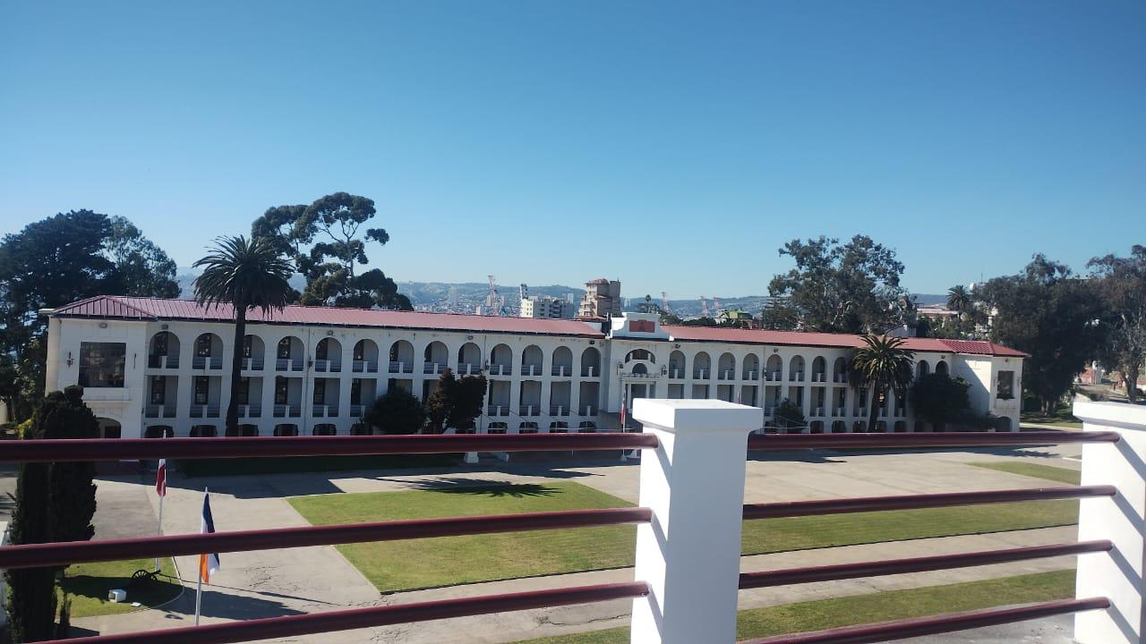 Vista amplia de edificio institucional con techumbre metálica renovada